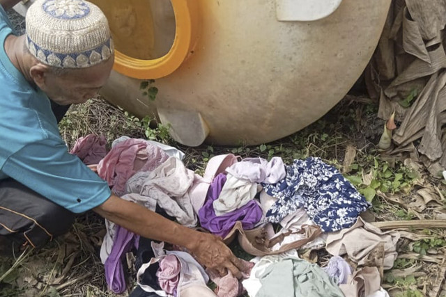 Sejumlah pakaian dalam wanita ditemukan di dalam toren bekas bangunan puskesmas di Kecamatan Malo, Kabupaten Bojonegoro. Foto: Dok. Istimewa