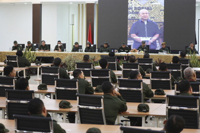 Sejumlah kepala sekolah mengikuti retreat Kepala Sekolah Rakyat Tahap II di Pusat Pendidikan dan Pelatihan Kesejahteraan Sosial ,Margaguna, Jakarta Selatan, Rabu (2/7/2025). Foto: Dicky Adam Sidiq/kumparan