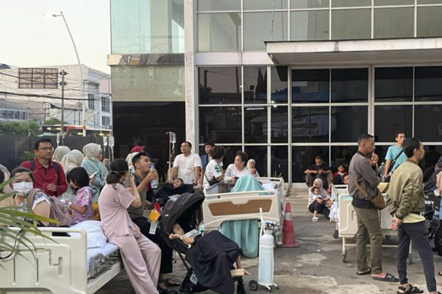 Evakuasi pasien di Rumah Sakit (RS) Hermina Kampung Melayu, Jatinegara, Jakarta Timur, saat terjadi kebakaran, Rabu (2/7/2025). Foto: ANTARA/HO-Sudin Gulkarmat Jakarta Timur