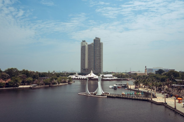 Hotel di dalam Ancol dekat Pantai. Foto Kawasan Wisata Ancol. Sumber: Unsplash/Fiqih Alfarish.