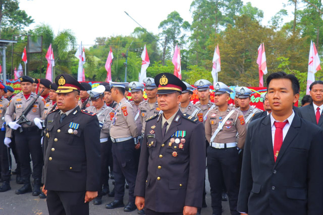 Ketiga anggota Polres Pali yang menerima hadiah umrah dari Bupati Pali. Foto : Dok. Diskominfo Pali