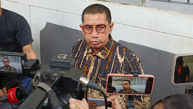 Kuasa Hukum Nikita Mirzani, Fahmi Bachmid, menjawab pertanyaan wartawan di Pengadilan Negeri Jakarta Selatan, Rabu (2/7). Foto: Aprilandika Pratama/kumparan