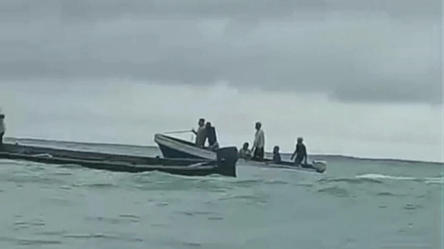 Proses pencarian mahassiwa KKN UGM yang perahunya terbalik di perairan Debut, Kabupaten Maluku Tenggara, Provinsi Maluku. Selasa (01/07/2025). Foto: Dok. Istimewa