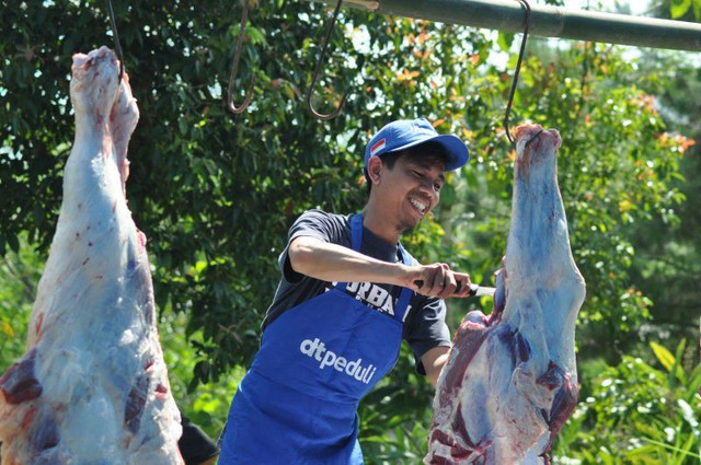 Keceriaan Tim DT Peduli dan Panitia Warga dalam pengurusan Qurban di Desa Neglasari, Kab. Sukabumi (Sumber : DT Peduli)