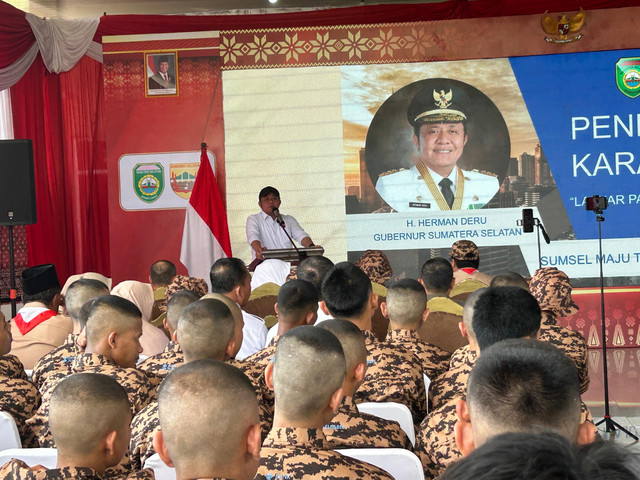Gubernur Sumsel Herman Deru saat memberikan materi ke para siswa yang mengikuti retret Laskar Pandu Satria di Bumi Perkemahan Gandus, Palembang. Foto : Abdullah Toriq/Urban Id
