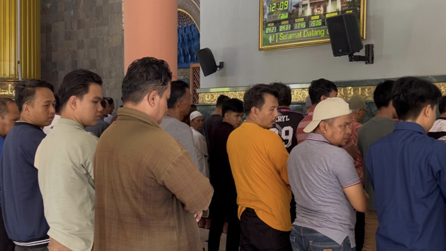 Sejumlah civitas academica UGM menggelar salat gaib untuk 2 mahasiswa KKN UGM yang meninggal dunia akibat perahu terbalik di perairan Maluku, Rabu (2/7/2025). Foto: Dok. Istimewa