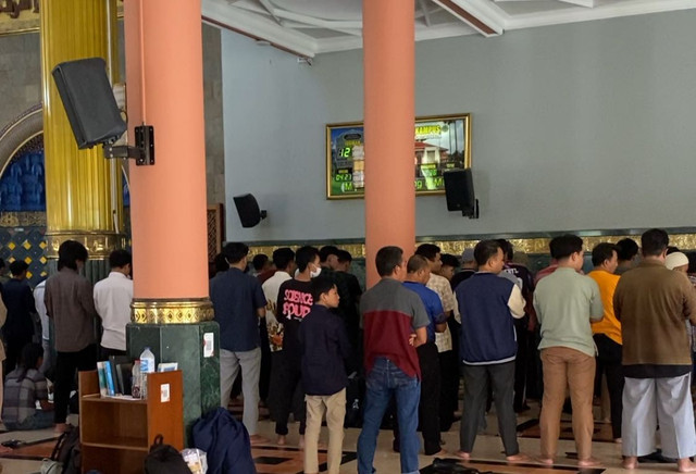 Salat gaib civitas academica UGM untuk mendoakan 2 mahasiswa yang meninggal saat menjalani KKN-PPM di Maluku Tenggra, Selasa (1/7) kemarin. Foto: Pandangan Jogja/Resti Damayanti