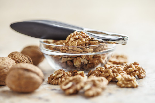 Kacang kenari. Foto: Jiri Hera/Shutterstock