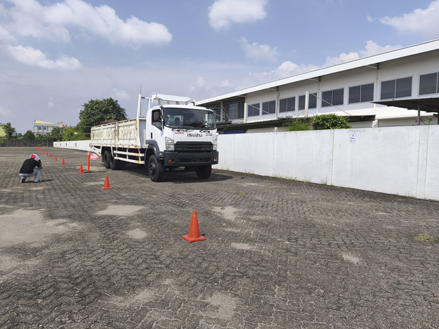 Belajar Teknik defense driving dan blindo spot kendaraan besar seperti truk bersama PT Isuzu Astra Motor Indonesia (IAMI). Foto: Sena Pratama/kumparan