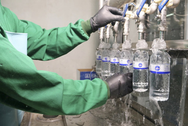 Proses pengolahan air minum produk Universitas Negeri Malang, AirUM. Foto: Universitas Negeri Malang