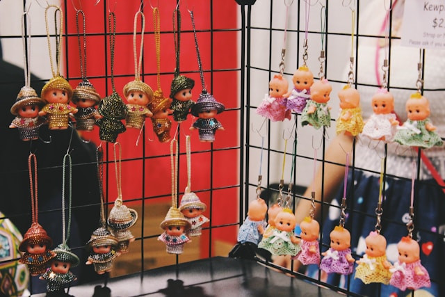 ilustrasi daftar action figure pop mart. sumber: unsplash/alina grubnyak