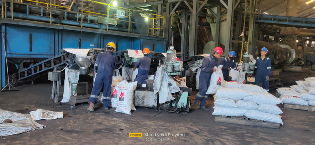 Produksi briket batu bara di Pabrik Briket Tanjung Enim, Sumatera Selatan yang telah beroperasi sejak tahun 1993. Foto: Dok. PT Bukit Asam