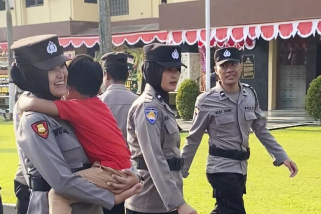Sejumlah Polwan di Polres Bantul membawa anaknya saat apel. Foto: Dok. Polres Bantul