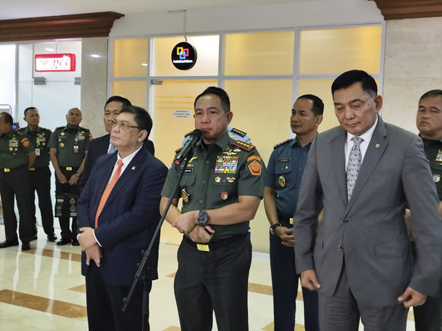 Menteri Pertahanan Sjafrie Sjamsoeddin, Ketua Komisi I DPR Utut Adianto, dan Panglima TNI Agus Subiyanto memberikan keterangan pers usai rapat bersama Komisi I DPR di Kompleks Parlemen, Senayan, Jakarta, Rabu (2/7/2025). Foto: Luthfi Humam/kumparan