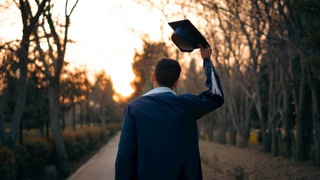  Ilustrasi ucapan selamat wisuda untuk pacar. Foto: Unsplash