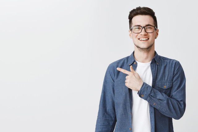 Ilustrasi Wajah Rupawan (sumber: https://www.freepik.com/free-photo/happy-good-looking-man-glasses-pointing-finger-left_9902382.htm">Image by cookie_studio on Freepik</a>)