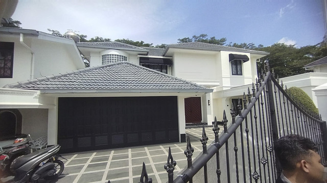 KPK geledah rumah milik Kepala Dinas Pekerjaan Umum Perumahan Rakyat (PUPR) Sumut Topan Obaja Ginting di Cluster Topaz Royal Sumatera, Rabu (2/7/2025). Foto: kumparan