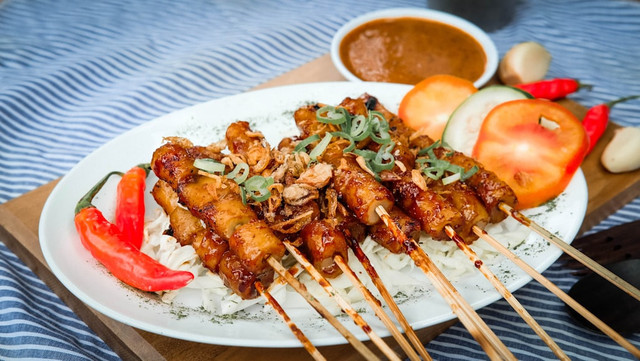 Ilustrasi Cara Mengiris Daging Sapi untuk Sate. Unsplash/R Eris
