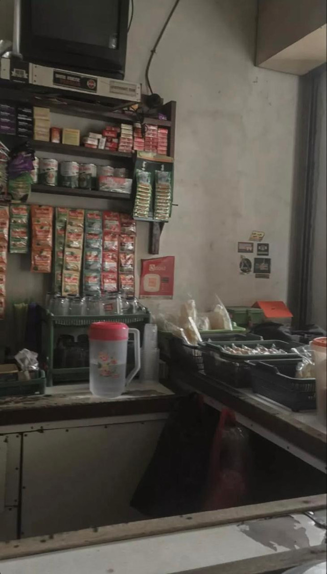 Warung kopi sederhana, tempat rakyat berdiskusi, berbagi cerita, dan belajar ekonomi kehidupan, sumber : foto pribadi.com