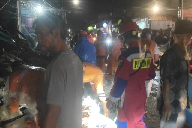 Damkar dan PPSU membersihkan puing bangunan yang roboh di Bukit Duri, Jakarta Selatan, Rabu (2/7/2025). Foto: BPBD Jakarta