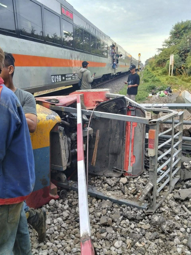 Kereta api (KA) Ambarawa Ekspres menabrak kendaraan forklift di perlintasan sebidang (JPL No. 393) Km 222+6/7 pada petak jalan antara Stasiun Kandangan (KDA) dan Tandes (TES), Surabaya, Rabu (2/7/2025). Foto: dok. KAI Daop 8 Surabaya
