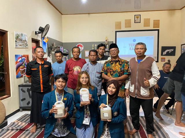 Fayrishia bersama warga dan tim KKN Universitas Diponegoro memperkenalkan produk MOL (Mikroorganisme Lokal) dari limbah organik dalam kegiatan sosialisasi di Desa Tambaksari, Kendal.