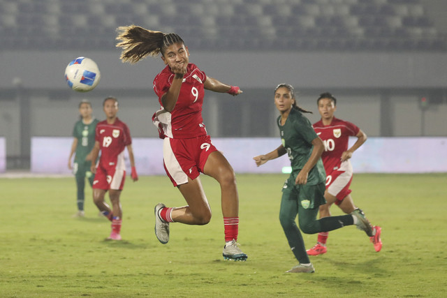 Pemain Timnas Wanita Indonesia Claudia Scheunemann beraksi pada pertandingan Piala Asia Wanita 2026 antara Indonesia vs Pakistan di Indomilk Arena, Tangerang, Banten, Rabu (2/7/2025). Foto: Dicky Adam Sidiq/kumparan