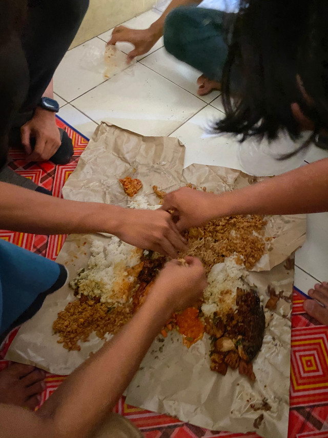 ilustrasi anak kost lagi makan bareng. dok pribadi