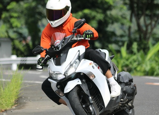 Ilustrasi motor matic untuk touring - Sumber: pexels.com/@tiwi-riders