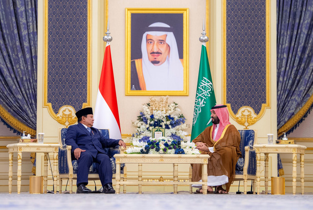 Presiden Prabowo Subianto bertemu dengan Putra Mahkota sekaligus Perdana Menteri Arab Saudi, Pangeran Mohammed bin Salman Al Saud, di Istana Al-Salam, Jeddah, Rabu (2/7). Foto: Kementerian Media Arab Saudi