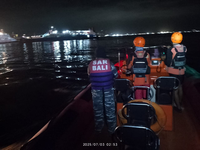 Tim SAR gabungan melakukan pencarian  penumpang Kapal KMP Tunu Pratama Jaya rute Pelabuhan Ketapang, Banyuwangi, menuju Gilimanuk, Bali, yang tenggelam di Selat Bali Foto: Dok. Basarnas Surabaya