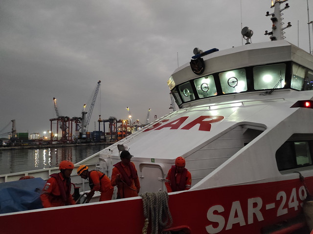 Tim SAR gabungan melakukan pencarian penumpang Kapal KMP Tunu Pratama Jaya yang tenggelam di Selat Bali. Foto: Dok. Basarnas Surabaya