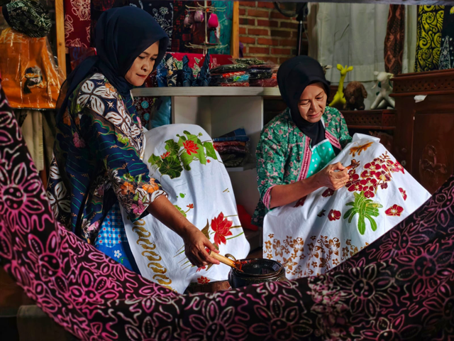 Pemilik Batik Bumi Ku sekaligus salah satu nasabah Mekaar Gumi Indang Siswati (kanan) berhasil mengembangkan usahanya lewat program dari studi banding dari PNM. Foto: Dok. PNM
