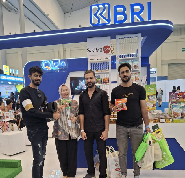 Sanrah Food milik Lina S. Rahmania (kedua dari kiri) berhasil ekspansi ke pasar global berkat pembinaan dari BRI dan mengikuti kebutuhan pasar. Foto: Dok. BRI