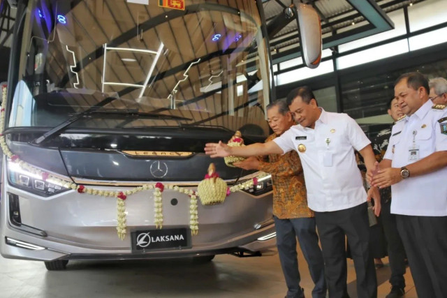 Gubernur Jawa Tengah Ahmad Luthfi saat melepas ekspor perdana bus Karoseri Laksana, Kabupaten Semarang ke Sri Lanka, di Kabupaten Semarang, Rabu (2/7/2025). Foto: Antara/HO-Pemprov Jateng