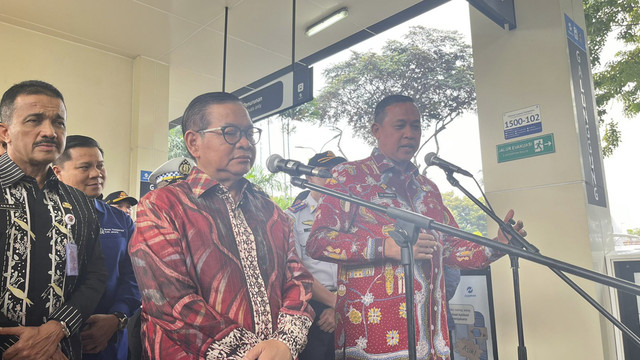 Gubernur Jakarta Pramono Anung dan Wali Kota Bekasi Tri Adhianto meluncurkan rute baru TransJabodetabek Bekasi-Dukuh Atas di Halte TransJ Galunggung, Jakarta Selatan, Kamis (3/7/2025).  Foto: Nasywa Athifah/kumparan