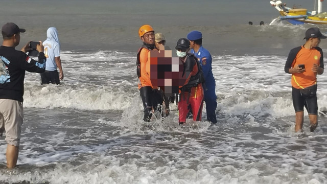 Tim SAR saat mengevakuasi korban KMP Tunu Pratama Jaya yang tenggelam di Selat Bali, Kamis (3/7/2025). Foto: Dok. Basarnas