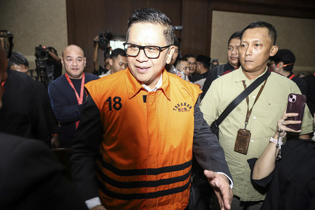 Terdakwa kasus dugaan perintangan penyidikan kasus korupsi Harun Masiku, Hasto Kristiyanto berbincang dengan mantan Wakapolri Oegroseno saat bersiap menjalani sidang lanjutan di Pengadilan Tipikor, Jakarta, Kamis (3/7/2025). Foto: Iqbal Firdaus/kumparan