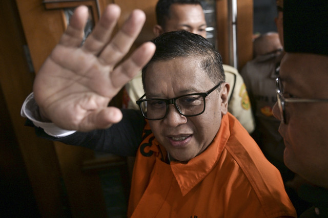 Terdakwa kasus dugaan perintangan penyidikan kasus korupsi Harun Masiku, Hasto Kristiyanto berjalan masuk ruang sidang saat bersiap menjalani sidang lanjutan di Pengadilan Tipikor, Jakarta, Kamis (3/7/2025). Foto: Bayu Pratama S/ANTARA FOTO