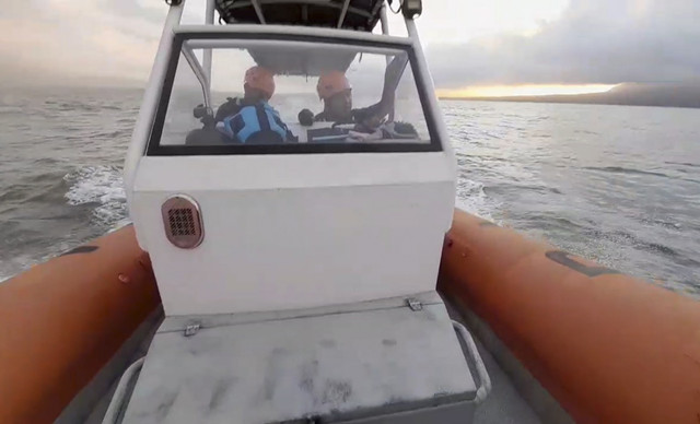 Tim SAR saat mengevakuasi korban KMP Tunu Pratama Jaya yang tenggelam di Selat Bali, Kamis (3/7/2025). Foto: Dok. Basarnas