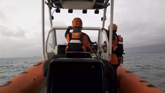 Tim SAR saat mengevakuasi korban KMP Tunu Pratama Jaya yang tenggelam di Selat Bali, Kamis (3/7/2025). Foto: Dok. Basarnas