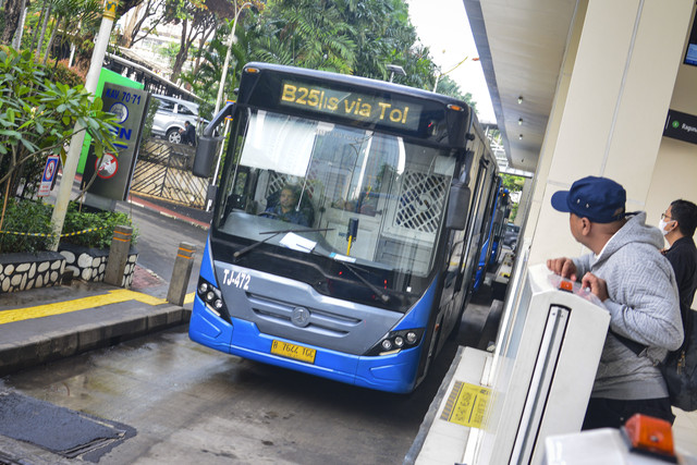 Penumpang Transjakarta menunggu keberangkatan bus jurusan Terminal Bekasi - Galanggung di Halte Bus Transjakarta Galunggung, Jakarta, Kamis (3/7/2025).  Foto: Fathul Habib Sholeh/ANTARA FOTO