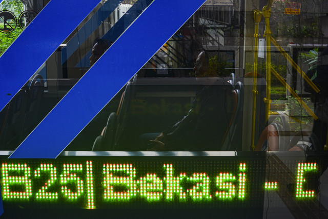 Penumpang Transjakarta menunggu keberangkatan bus jurusan Terminal Bekasi - Galanggung di Halte Bus Transjakarta Galunggung, Jakarta, Kamis (3/7/2025). Foto: Fathul Habib Sholeh/ANTARA FOTO