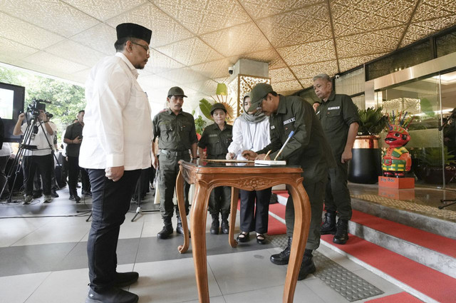 Mensos Saifullah Yusuf (Gus Ipul) melantik pejabat struktural Eselon III dan IV di lingkungan Kemensos. Pelantikan ini dilaksanakan di pelataran Kantor Kemensos, Jakarta, Rabu (2/7/2025). Foto: Dok. Kemensos