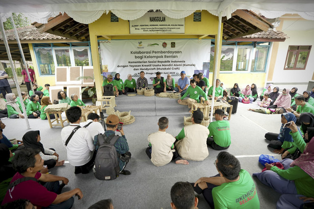 Pelatihan kerajinan tangan oleh Kemensos kepada penerima bansos di Kulon Progo, Yogyakarta pada 28-30 Juni 2025.  Foto: Dok. Kemensos