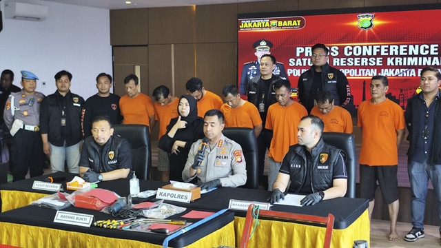Pers rilis kasus pembobolan rumah kosong dan polisi gadungan di Polres Metro Jakarta Barat pada Kamis (3/7/2025). Foto: Rachmadi Rasyad/kumparan
