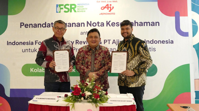 Naoto Minemura, Presiden Direktur – PT AJINOMOTO INDONESIA (kiri), Glory Harimas Sihombing-Direktur Eksekutif IFSR (kanan), dan Prof. Dr. Epi Taufik, S.Pt.,M.V.P.H.,M.Si. – Tim Pakar Badan Gizi Nasional (tengah), saat teken nota kesepahaman antara IFSR dengan Ajinomoto Indonesia terkait edukasi makan bergizi. Foto: Ajinomoto Indonesia