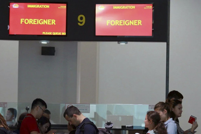 Penumpang warga negara asing (WNA) mengantre untuk melakukan pemeriksaan paspor di Tempat Pemeriksaan Imigrasi (TPI) Kantor Imigrasi Kelas 1 Khusus Bandara Soetta di Terminal 3 Bandara Soekarno Hatta, Tangerang, Banten. Foto: Muhammad Iqbal/ANTARA FOTO