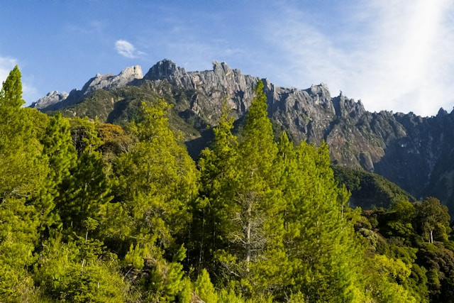 Gunung di Malaysia. Foto Gunung Kinabalu. Sumber: unsplash.com/Irfan Syahmi
