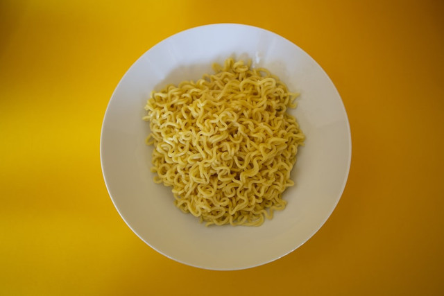 Ilustrasi cara merendam mie kuning, foto: unsplash/Miles Burke